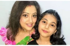 நடிகை மீனாவின் அம்மா, அப்பாவை பார்த்துள்ளீர்களா.. இதோ அவரின் குடும்ப புகைப்படம்.