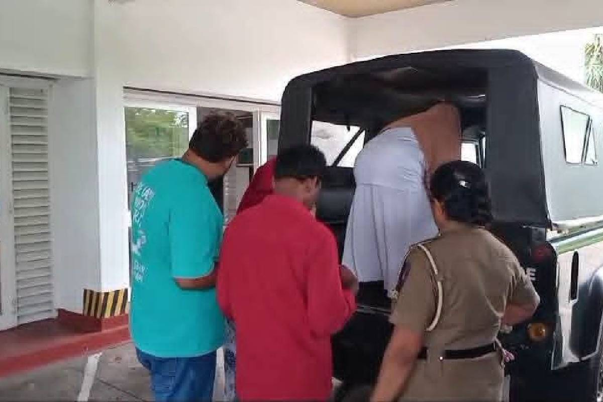 திருகோணமலையில் விடுதியொன்று சுற்றிவளைப்பு: 4 பேர் கைது | Raid At Uvarmalai Lodge 4 Arrested திருகோணமலையில் விடுதியொன்று சுற்றிவளைப்பு: 4 பேர் கைது | Raid At Uvarmalai Lodge 4 Arrested