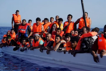 நடுக்கடலில் கவிழ்ந்த புலம்பெயர்ந்தவர்கள் படகு: நீரில் மூழ்கிய 20 பேர்! மீட்பு பணி தீவிரம்