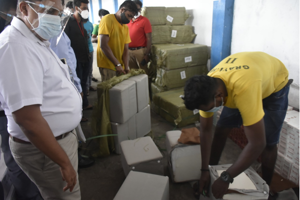 යන්ත්‍රෝපකරණ මුවාවෙන් ගෙන්වු සිගරැට් තොගයක් රේගුවට කොටු ...(PHOTO) | Srilanka Castam
