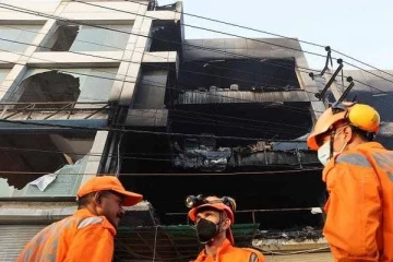இந்தியாவை அதிரவைத்த தீவிபத்து;  இதுவரை 27 உடல்கள் மீட்பு
