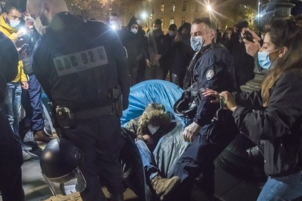 பிரான்சில் சட்டவிரோத குடியேறிகளை அகற்ற அதிரடி வேட்டை | Paris Police In Shocking Clash At Migrant Camp பிரான்சில் சட்டவிரோத குடியேறிகளை அகற்ற அதிரடி வேட்டை | Paris Police In Shocking Clash At Migrant Camp