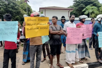 அம்பாறையில் ஆசிரியரை இடமாற்றக்கோரி ஆர்ப்பாட்டம்(Photos)