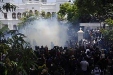 නොසන්සුන්තාවයෙන්  30කට වැඩි පිරිසක් රෝහලේ. (VIDEO)