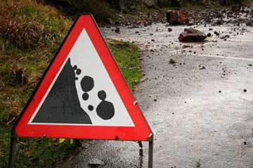 நாடளாவிய ரீதியில் 10 மாவட்டங்களுக்கு மண்சரிவு அபாய எச்சரிக்கை