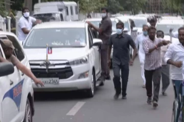 தொண்டர்கள் குடை சூழ ஜெயலலிதா நினைவிடத்தில் ஓபிஎஸ் மரியாதை