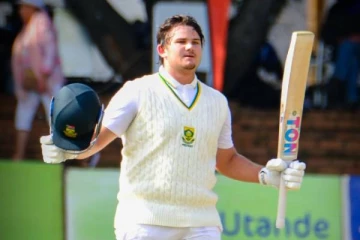 அறிமுக டெஸ்டில் 160 பந்தில் 153 ஓட்டங்கள் விளாசிய வீரர்! 19 வயதில் இமாலய சாதனை