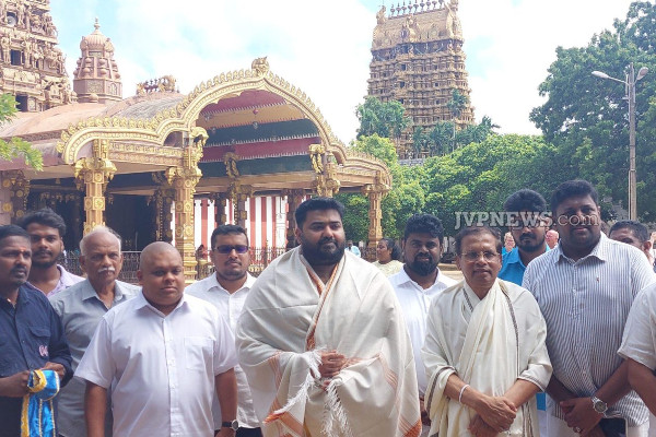 நல்லூர் கந்தன் ஆலயத்தில் முன்னாள் ஜனாதிபதி மைத்திரி மனமுருகி வழிபாடு!(Photos) | Maithiripala Worship At Nallur Kandan Temple