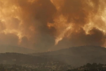 அடங்காத காட்டூத் தீ..பதட்டத்தில்  க்ரீஸ் !