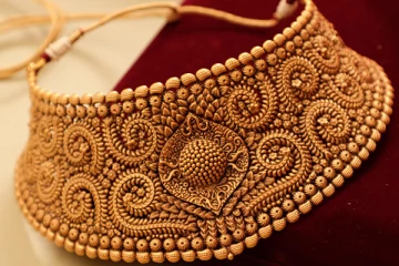 ஒரே வாரத்தில் ரூ.1000க்கு மேல் அதிரடியாக குறைந்த தங்கம் விலை - இல்லத்தரசிகள் குஷி!