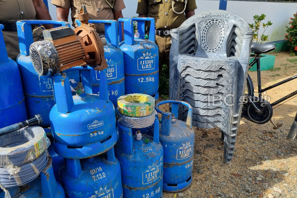 புதுக்குடியிருப்பில் பல்வேறு குற்றச் செயல்களுடன் தொடர்புடைய நபர் கைது : பெறுமதியான பொருட்கள் மீட்பு | A Person Was Arrested In Puthukkudiyiruppu