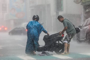 තායිවානයට මහ වැසි කඩා වැටෙයි- නගර රැසක පාසල් සහ රාජ්‍ය කාර්යාල වසා දමයි