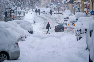 ஜெர்மனியில் வரலாறு காணாத கடுமையான பனிப்பொழிவு! போக்குவரத்து பாதிப்பு