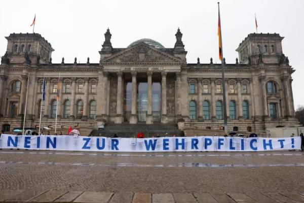 ஜேர்மன் ராணுவத்துக்கு ஆள் சேர்க்கும் மசோதாவுக்கு எதிர்ப்பு: ஆயிரக்கணக்கானோர் போராட்டம் | 1000 Protest In Berlin Against New German Military ஜேர்மன் ராணுவத்துக்கு ஆள் சேர்க்கும் மசோதாவுக்கு எதிர்ப்பு: ஆயிரக்கணக்கானோர் போராட்டம் | 1000 Protest In Berlin Against New German Military