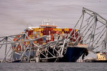 அமெரிக்காவில் இடிந்து விழுந்த ஆற்றுப்பாலம்; இருவர் மீட்பு