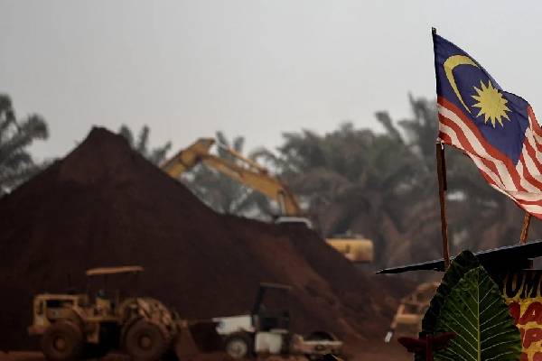 நீல நிறமாக மாறிய நதி நீர்... அரிய மண் தாதுக்கள் பணிகளை நிறுத்திய நாடு | Malaysia Suspends Rare Earths