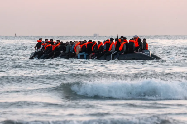 பிரித்தானியாவில் பிறந்த பிள்ளைகளும் நாடுகடத்தப்படலாம்: அடிமடியில் கை வைக்கும் உள்துறைச் செயலரின் திட்டம் | Illegal Migrant Kids Face Deportation Deter Parent