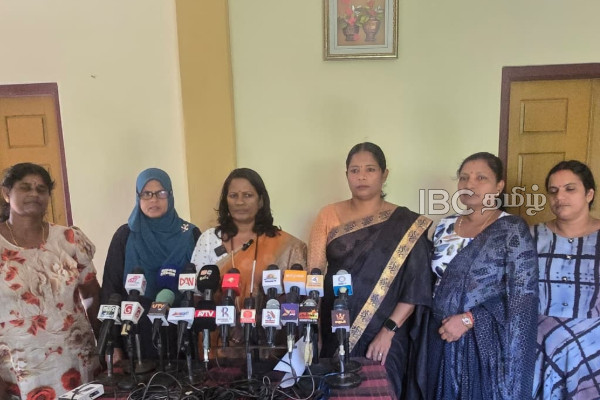 மன்னார் பெண்களைக் குறிவைக்கும் போலி முகநூல்கள்: விடுக்கப்பட்டுள்ள கோரிக்கை | Mannar Women Protest Against Social Media Slur