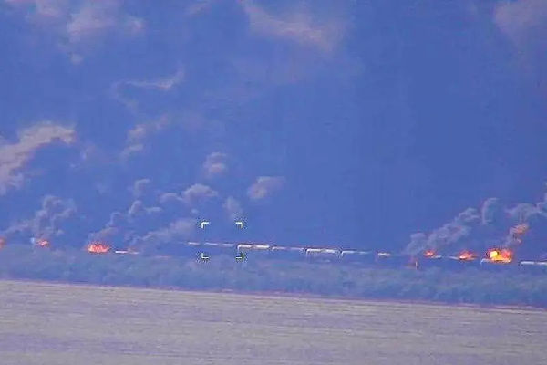 உக்ரைனின் அதிரடியில் பற்றியெரிந்த ரஷ்ய தொடருந்து | Ukraine Blasts Russian Train
