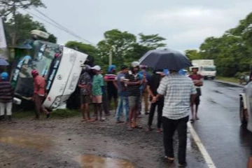 மன்னாரில் இருந்து கொழும்பு சென்ற சொகுசு பேருந்து விபத்து
