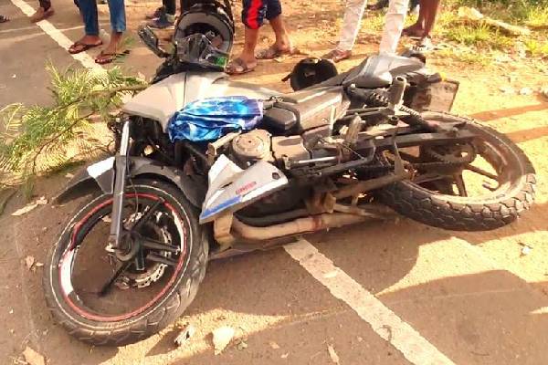 வேகக்கட்டுப்பாட்டை இழந்த மோட்டார் சைக்கிள் விபத்து - இருவர் வைத்தியசாலையில் அனுமதி | Two People Accident Lose Control Speed Motorcycle