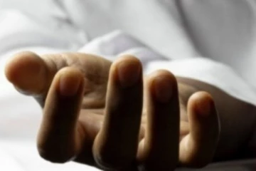 බෝක්කුවක් යටින් පුද්ගල මළසිරුරක්..