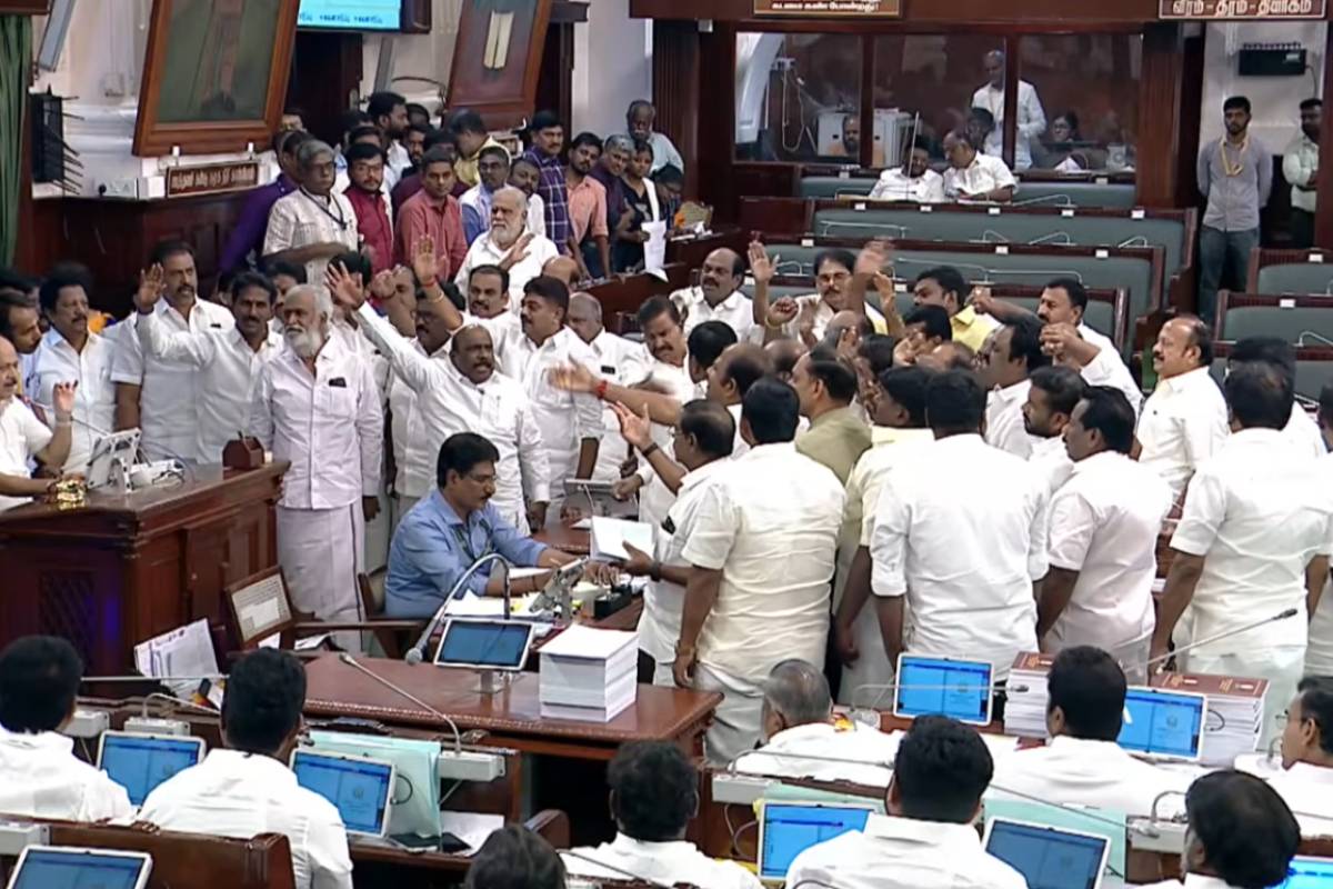 சட்டமன்றத்திலிருந்து திமுக எம்.எல்.ஏ.க்கள் குண்டுக்கட்டாக வெளியேற்றம் | Dmk Mla S Forcibly Evicted From The Tn Assembly