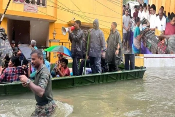 3 -வது நாளாக மழைநீரில் தத்தளிக்கும் சென்னை.., நேரில் சென்று உதவிய முதலமைச்சர்