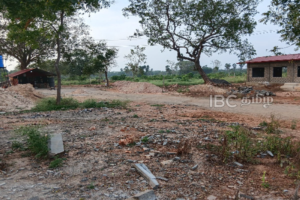 யாழில் ஆலயம் செல்ல தனியாரின் காணிக்குள் பாதை அமைக்கும் இராணுவம் : காணி உரிமையாளர்கள் கடும் எதிர்ப்பு | Army Builds Road Through Private Landin Jaffna