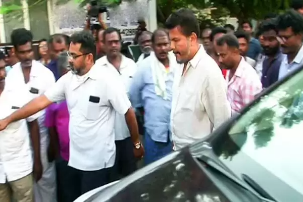 இயக்குநர் ஷங்கரிடம் 3 மணி நேரம் அமலாக்கப்பிரிவினர் கிடுக்கிப்பிடி விசாரணை - பின்வாசல் வழியாக அவசரமாக எஸ்கேப் - தமிழ்நாடு