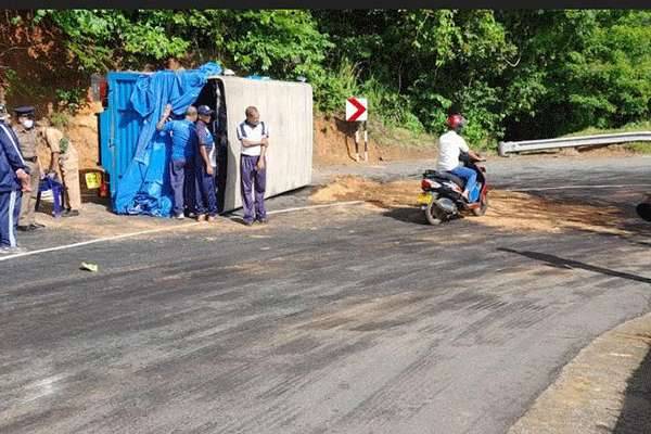 விபத்தில் சிக்கிய ஆயுத லொறி! | Weapon Truck In An Accident