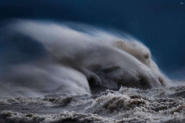 கனடாவில் மனித முகத்திற்கு நிகரான இராட்சத கடல் அலை | Ontario Photographer Captures Massive Wave