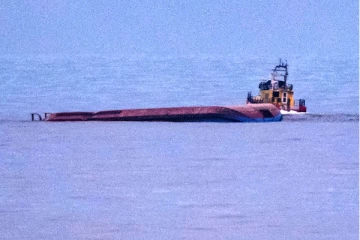 நடுக்கடலில் விபத்துக்குள்ளான கப்பல்கள்: காணாமல் போனவர்கள் மீட்கும் பணி தீவிரம்