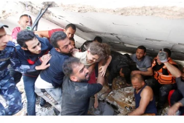 மகளை கட்டியணைத்து கதறி அழுத படி காப்பாற்ற ஓடிய தந்தை! இஸ்ரேல் தாக்குதலில் நடந்த கண்கலங்க வைத்த சம்பவம்: கமெராவில் பதிவான காட்சி