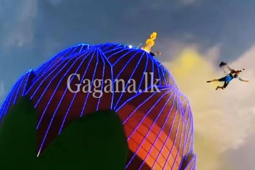 නෙළුම් කුළුණෙන් බිමට පැන්න විදේශිකයා අනතුරක. - (VIDEO)