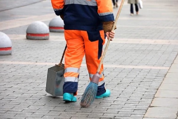 ரஷ்யாவில் தூய்மை பணியாளராக வேலை செய்யும் இந்திய மென்பொறியாளர்: ஊதியம் எவ்வளவு தெரியுமா? | Why Indians Are Cleaning Russian Streets ரஷ்யாவில் தூய்மை பணியாளராக வேலை செய்யும் இந்திய மென்பொறியாளர்: ஊதியம் எவ்வளவு தெரியுமா? | Why Indians Are Cleaning Russian Streets