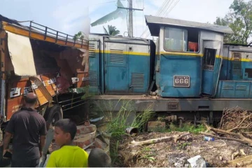 கட்டுநாயக்க விமான நிலையத்திற்கு சென்ற தொடருந்துடன் லொறி மோதி கோர விபத்து