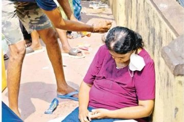 நாட்டு மக்களுக்கு ஏற்பட்டுள்ள அவல நிலை- எரிபொருளுக்காக காத்திருந்த பெண் மயங்கி விழுந்த பரிதாபம்!