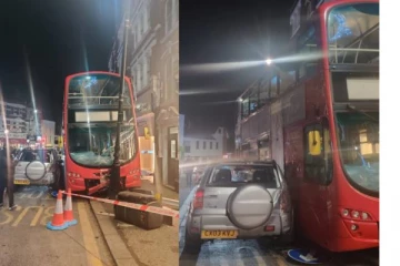 லண்டனில் மின்விளக்கு கம்பத்தின் மீது நேராக சென்று மோதிய பேருந்து! புகைப்படங்களுடன் பின்னணி தகவல்