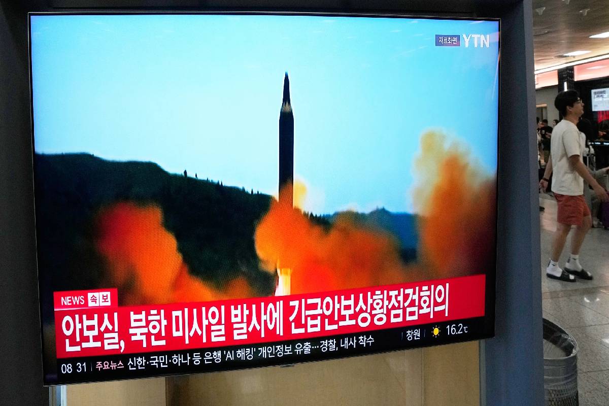 புதிய அதிநவீன ஏவுகணையை பரிசோதித்து மிரட்டுகிறது வடகொரியா | North Koreas New State Of The Art Missile Test புதிய அதிநவீன ஏவுகணையை பரிசோதித்து மிரட்டுகிறது வடகொரியா | North Koreas New State Of The Art Missile Test