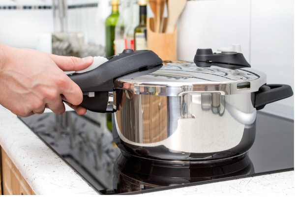 குக்கரில் இந்த உணவை மட்டும் சமைக்காதீங்க! விஷமாகிடும்... உஷார்! | Foods You Should Never Cook In Pressure Cooker