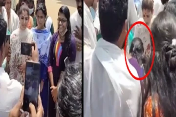 நயன்தாராவின் காலில் விழுந்த ரசிகை - அதிர்ச்சியில் என்ன அட்வைஸ் கொடுத்தார் தெரியுமா?