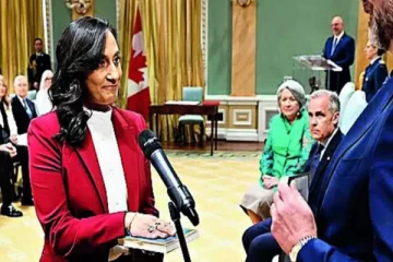 பகவத் கீதை வைத்து பதவியேற்ற அனிதா ஆனந்த்