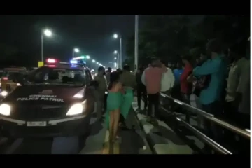 மெரினா சாலையில் அரை நிர்வாணமாக மறியல் செய்த பெண்ணால் பரபரப்பு