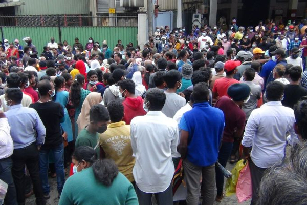 மண்ணெண்ணெய் வழங்குமாறு கோரி ஹட்டனில் போராட்டம்: போக்குவரத்தும் ஸ்தம்பிதம் (Photos) | Cory Hutton Fights For Kerosene Traffic Jams