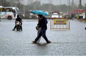 அடுத்த 2 மணி நேரத்திற்கு இந்த 17 மாவட்டங்களில் மழை தொடரும் - சென்னை வானிலை ஆய்வு மையம்