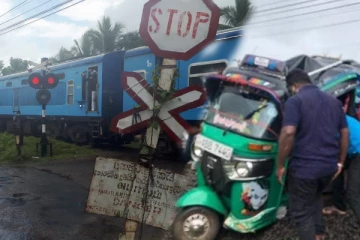 புகையிரத்தில் மோதுண்ட முச்சக்கர வண்டி : உயிர் தப்பிய சாரதி (VIDEO)