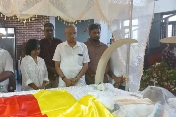 முன்கூட்டியே வந்து மாவையின் பூதவுடலுக்கு அஞ்சலி செலுத்தி சென்ற சுமந்திரன்