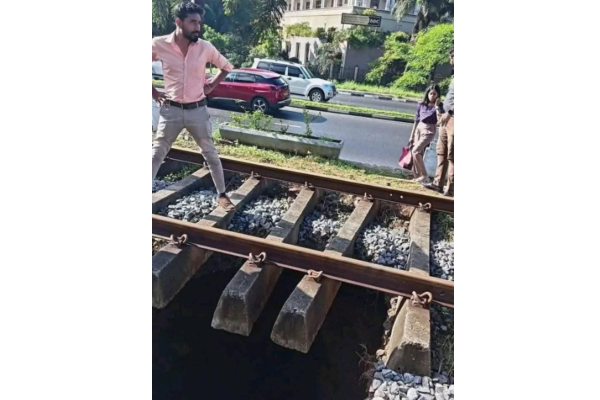 இலங்கையில் பாரிய ரயில் விபத்தை தடுத்து நிறுத்திய பெண்; பலரும் பாராட்டு! | Woman Stops Massive Train Accident In Sri Lanka