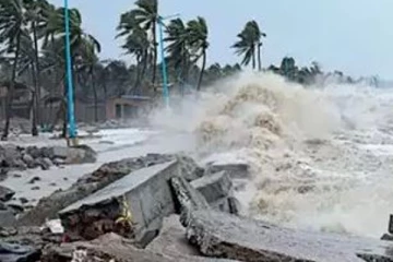 ஆக்ரோஷத்துடன் ஆந்திரா ஒடிஷா இடையே கரையை கடந்த குலாப் புயல் - மீனவர் பலி